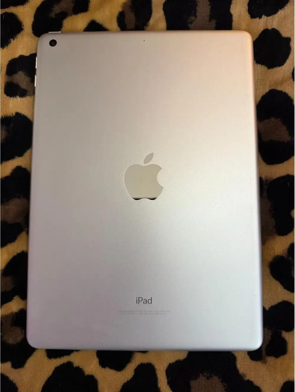 Apple iPad (5th Generation) A1822 32 GB, Wi-Fi, 9.7 in - Silver a Original Box